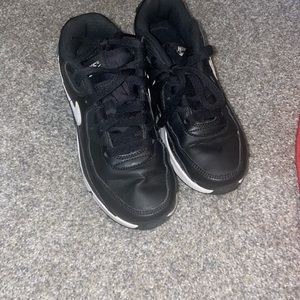 Boys shoes size 2.5y worn but still good